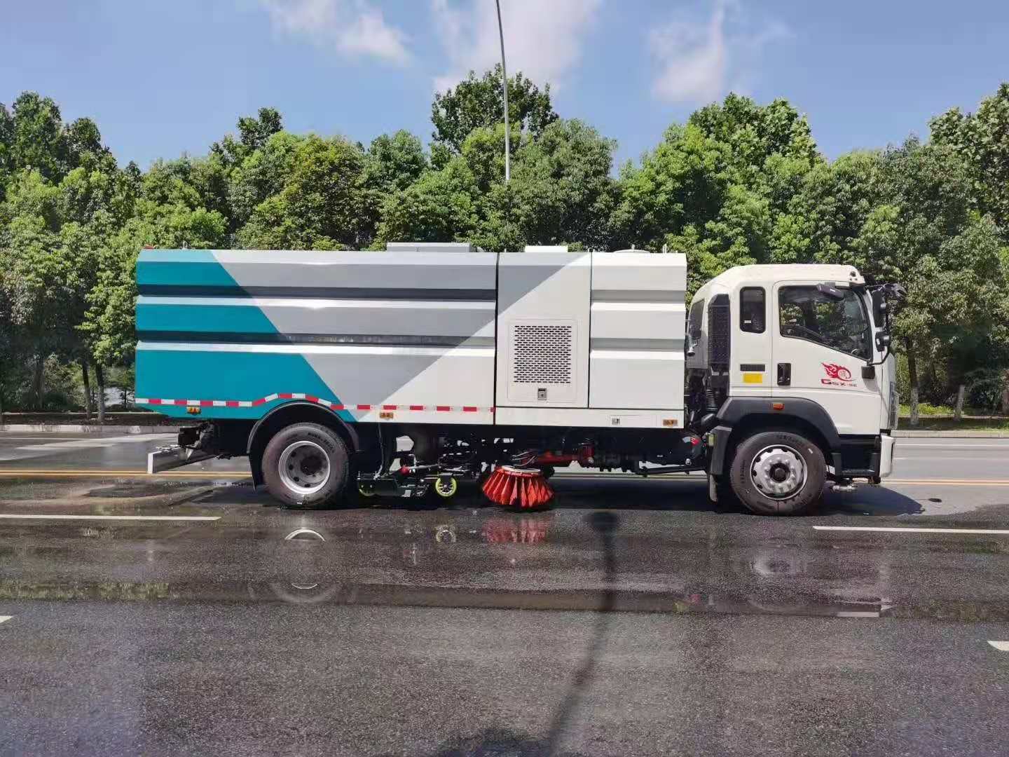 湖北環衛車租賃平臺，東風天錦洗掃車出租，灑水車出租，掃路車租賃，垃圾車出租